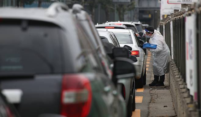 단계적 일상회복 시행 이후 코로나19 확산세가 이어지면서 신규 확진자가 또다시 5천명을 넘고 위중증 환자수도 700명대를 기록하면서 역대 최고치를 경신한 2일 서울 서초구 드라이브스루 임시 선별검사소에 차량들이 늘어서 있다. / 사진 = 연합뉴스