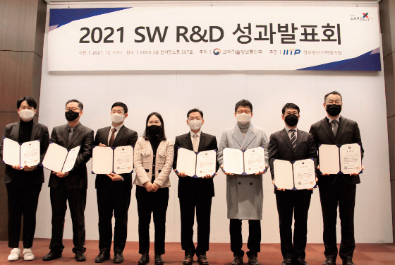 박준형 인피닉 대표(사진 맨 오른쪽)가 ‘2021 SW R&D 성과발표회’에서 과학기술정보통신부 장관 표창을 수상하고 기념 촬영을 하고 있다/사진제공=인피닉