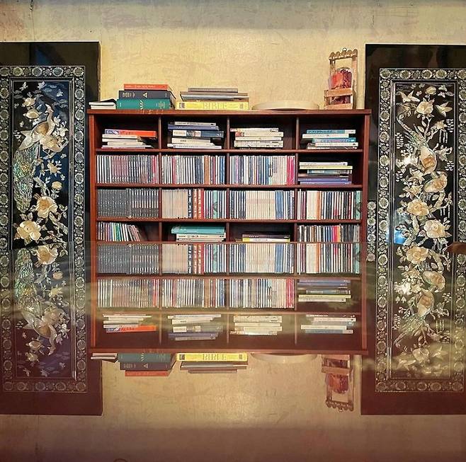 인천여관 X 루비살롱의 전체적인 콘셉트는 ‘빈티지’다. 근현대를 다룬 영화에서 볼 법한 자개장, 낡고 검은 피아노, 자개 테이블에 파란 날개의 선풍기, 간첩신고 포스터에 옛 연예인들의 사진까지 자리한다.[인천여관 X 루비살롱 인스타그램]