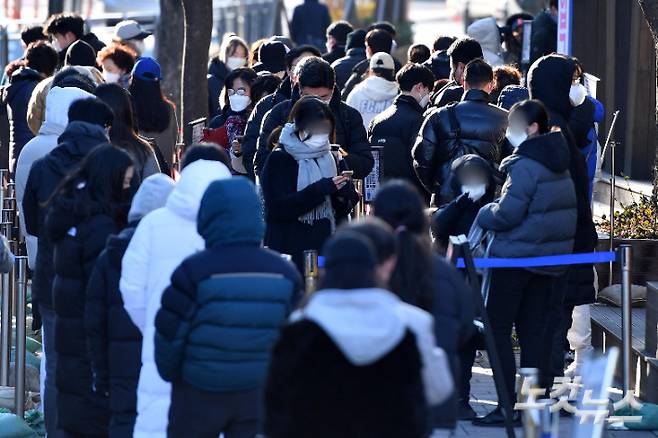 코로나19 선별진료소에서 시민들이 검사를 받기 위해 줄을 서 있다. 박종민 기자