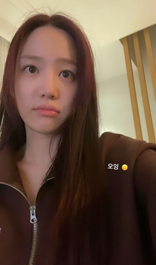 Actor Lee Yu-bi showed off her beauty, which also shines on the face of the people.Lee Yu-bi posted a picture on his personal Instagram story on the 2nd with an article called Oing.Lee Yu-bi in the public photo is taking a self-portrait with a non-toilet person.It boasts white and immaculate skin even in the people, and the features that resemble the mother, Actor Kyeon Mi-ri, attract attention.In particular, Lee Yu-bi boasts a superior visual that digests the training suit like fashion, and boasts an extraordinary atmosphere in the fashion of Kuanku.Lee Yu-bi, meanwhile, is the daughter of Actor Kyeon Mi-ri and appeared in the recent drama Yumis Cells Season 1.Lee Yu-bi SNS