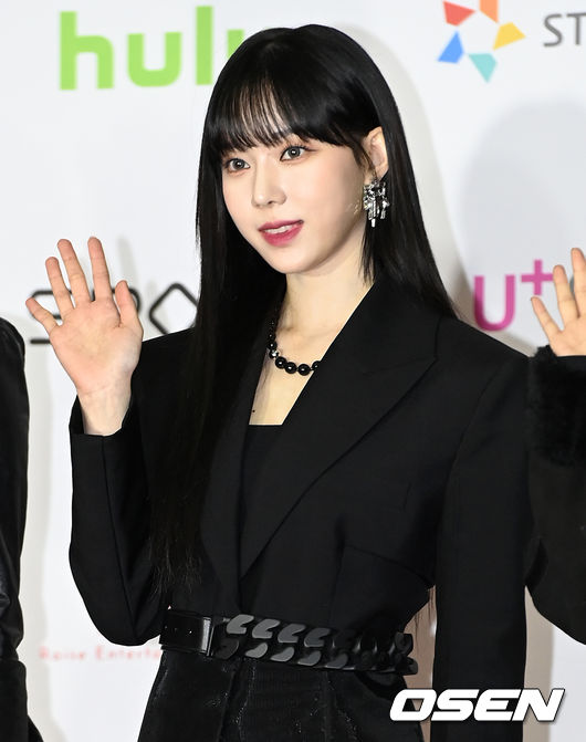 The 2021 Asia Artist Awards (2021 AAA) red carpet event was held at KBS Arena Hall in Gangseo-gu, Seoul on the afternoon of the 2nd.Aespa Winter poses: 2021.12.02