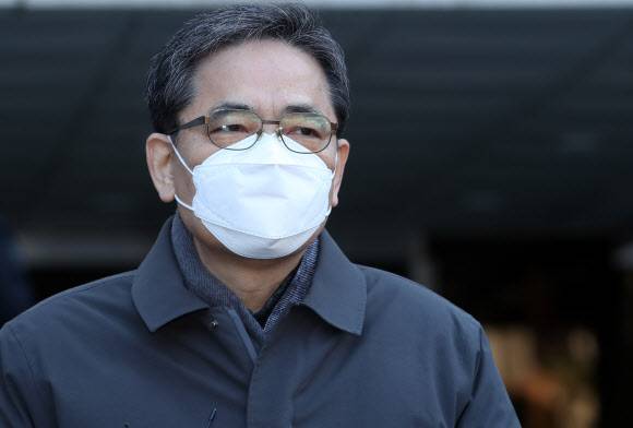 취재진 질문에 답하는 곽상도 전 의원 - 대장동 개발업자들에게 도움을 주고 아들을 통해 50억원의 금품을 받았다는 의혹이 제기된 곽상도 전 국민의힘 의원이 1일 오전 서울 서초구 서울중앙지법에서 열린 구속 전 피의자 심문(영장실질심사)에 출석한 뒤 법정을 나서며 취재질 질문에 답하고 있다. 2021.12.1 연합뉴스