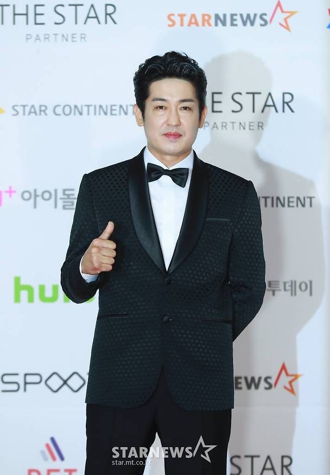 배우 허성태가 2일 오후 서울 강서구 등촌동 KBS 아레나에서 열린 2021 Asia Artist Awards (2021 아시아 아티스트 어워즈, 2021 AAA) 레드카펫에서 포즈를 취하고 있다.  스타뉴스가 주최하고 AAA 조직위원회가 주관하는 AAA는 어디에서도 보지 못했던 새로운 무대를 선보이며 전 세계 팬들의 눈과 귀를 사로잡아 명실상부 NO.1 글로벌 시상식으로 거듭났다. /사진=AAA 기자 star@