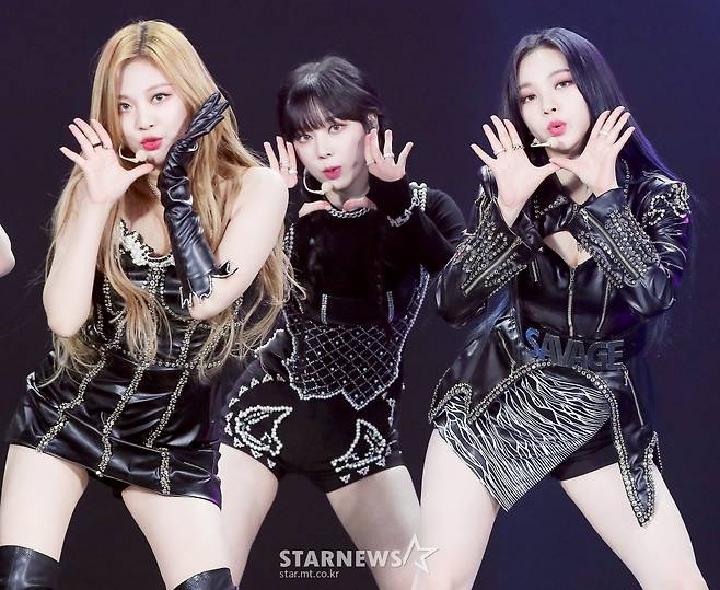 에스파 닝닝-윈터-카리나 '따라하게 만드는 안무'[★포토]