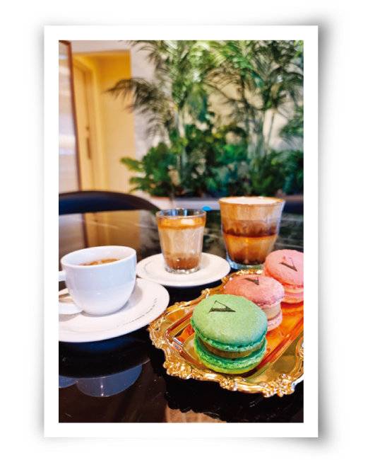 ‘카페 브이’의 인기 메뉴인 에스프레소와 아인슈페너, 마카롱. [구희언 기자]