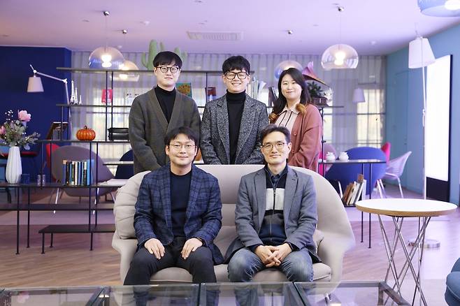 UNIST 강병현·이창욱 교수 연구팀 UNIST 생명과학과 강병헌(앞줄 왼쪽)·이창욱(앞줄 오른쪽) 교수 연구팀 모습. [울산과학기술원 제공. 재판매 및 DB 금지]