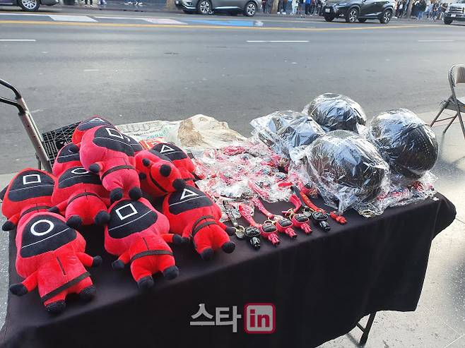 할리우드 대로에서 판매되고 있던 ‘오징어게임’ 관련 상품들(사진=김현식 기자)