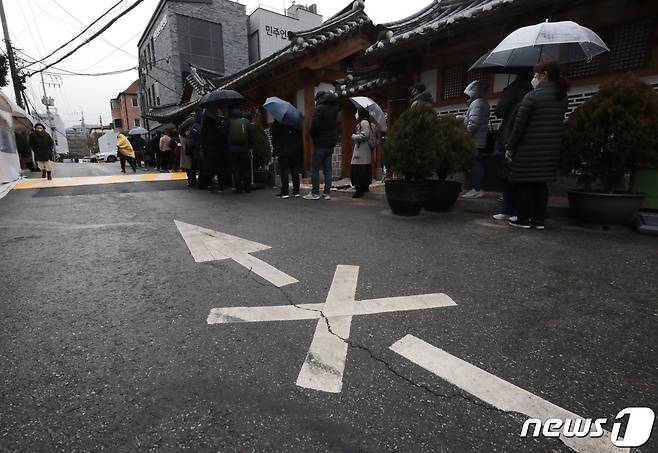 지난 2일 서울 종로구보건소 선별진료소에서 시민들이 검사 대기를 하고 있다. /뉴스1 © News1 이성철 기자