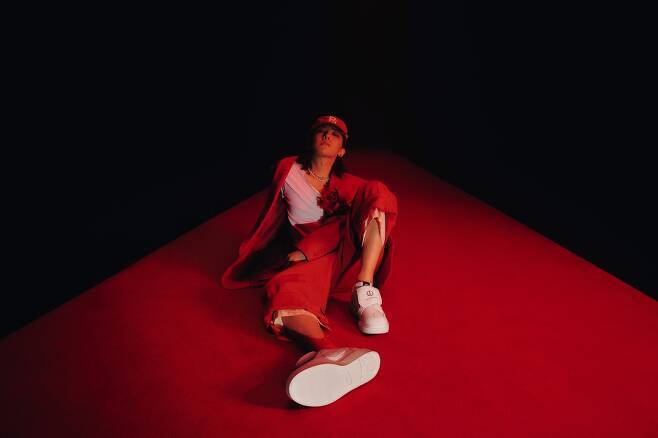 나이키 '권도1 피스마이너스원'을 착용한 가수 지드래곤.© 뉴스1