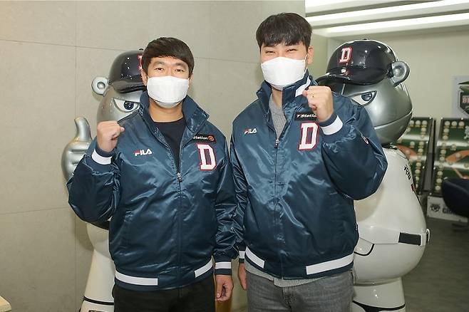 2022 시즌 두산 유니폼을 입게 된 투수 김지용(왼쪽)과 임창민. (두산 베어스 제공)  © 뉴스1