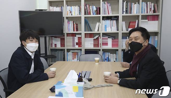 당무를 중단하고 잠행 중인 이준석 국민의힘 대표가 울산 남구 국민의힘 울산시당에서 김기현 원내대표와 대화를 나누고 있다. 2021.12.3/뉴스1 © News1 윤일지 기자