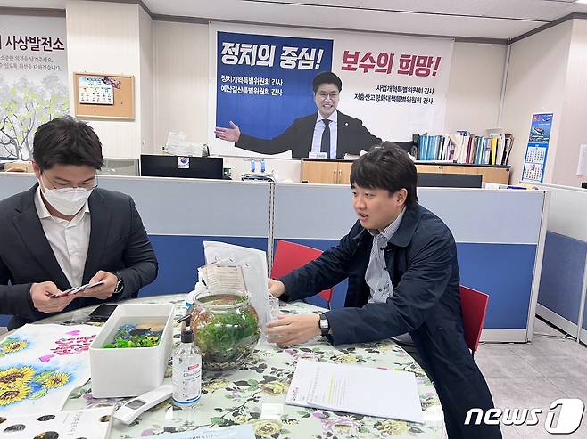 이준석 국민의힘 대표가 1일 장제원 의원 지역구인 부산 사상구 사무실을 방문해 관계자와 이야기를 나누고 있다. (이준석 측 제공) 2021.12.1/뉴스1 © News1 임세영 기자