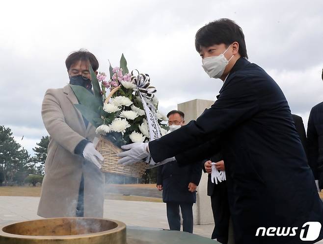 2일 오후 당무를 중단하고 잠행 중인 국민의힘 이준석 대표가 제주시 봉개동 제주4·3평화공원에서 헌화하고 있다. 2021.12.2/뉴스1 © News1 오현지 기자