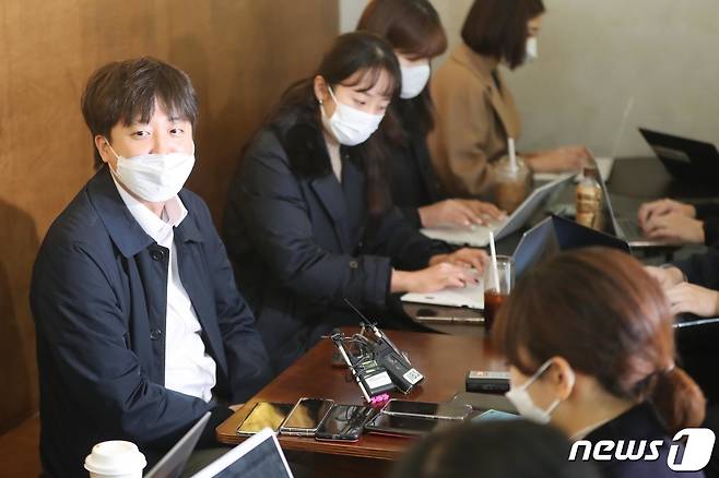 당무를 중단하고 잠행 중인 이준석 국민의힘 대표가 3일 오후 제주시 연동의 한 카페에서 기자 간담회를 하고 있다. 2021.12.3/뉴스1 © News1 오현지 기자