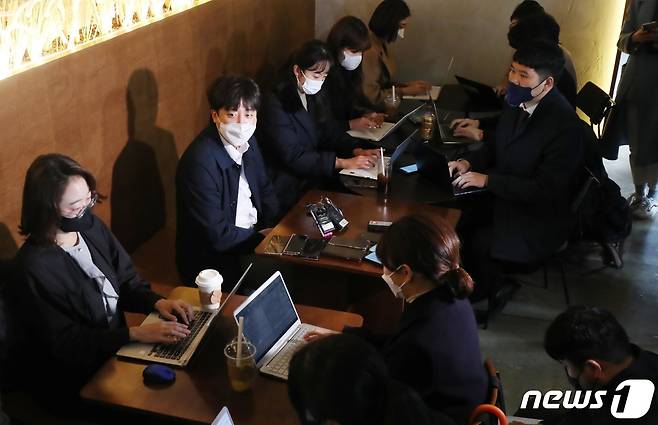 당무를 중단하고 잠행 중인 이준석 국민의힘 대표가 3일 오후 제주시 연동의 한 카페에서 기자 간담회를 진행하고 있다. 2021.12.3/뉴스1 © News1 오현지 기자