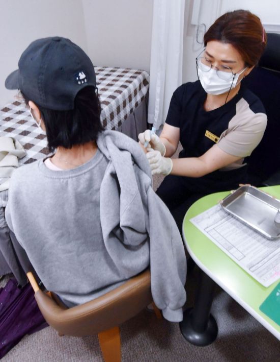 지난달 8일 오후 서울 양천구의 한 병원을 찾은 시민이 부스터샷 접종을 받고 있다. 사진은 기사 중 특정 표현과 관계없음. [이미지출처=연합뉴스]