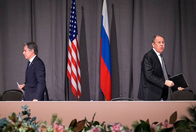 토니 블링컨(왼쪽) 미국 국무장관과 세르게이 라브로프(오른쪽) 러시아 외교장관이 서로 반대편으로 걸어가고 있다. 두 사람은 2일 스웨덴 스톡홀름에서 열린 유럽안보협력기구를 계기로 회담했다. /로이터 연합뉴스