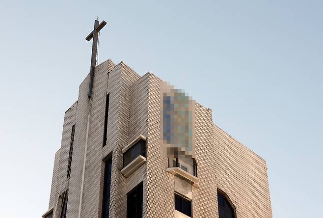 인천지역에 신종 코로나바이러스 감염증(코로나19)의 새로운 변이 바이러스인 '오미크론 변이' 확진자가 잇따라 나오는 가운데 3일 오전 오미크론 변이 확산 우려가 일고 있는 인천 모 교회에 적막감이 흐르고 있다./연합뉴스