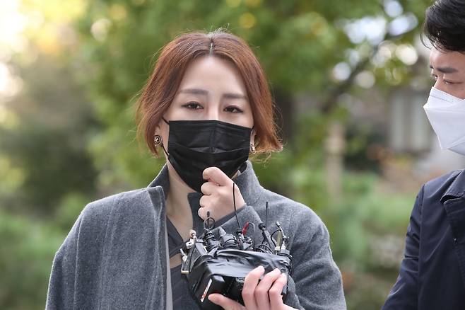 '고발 사주' 의혹 최초 제보자인 조성은 씨가 명예훼손 등의 혐의로 국민의힘 의원들을 고소한 사건에 대한 고소인 조사를 받기 위해 11월 10일 오전 서울 마포구 서울경찰청 반부패·공공범죄수사대로 들어서며 취재진의 질문에 답하고 있다. /연합뉴스