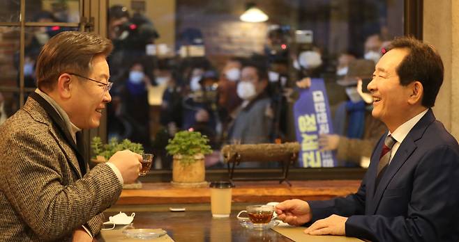 더불어민주당 이재명 대선후보가 3일 전북 전주시 한옥마을 인근 식당 앞에서 정세균 전 총리와 회동을 하며 대화하고 있다. /연합뉴스