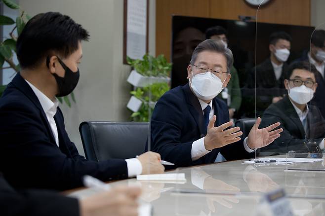 더불어민주당 이재명 대선 후보가 3일 오전 서울 서초구 삼성경제연구소에서 열린 간담회에서 인사말을 하고 있다. 왼쪽은 차문중 삼성경제연구소 소장. /연합뉴스