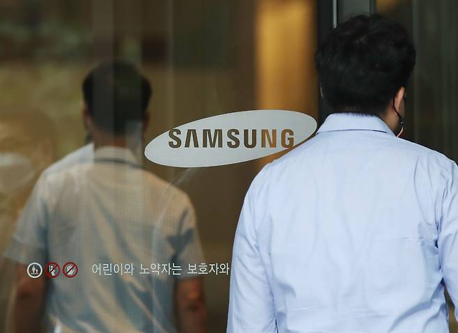 삼성생명 사옥 출입문의 삼성 로고. /연합뉴스