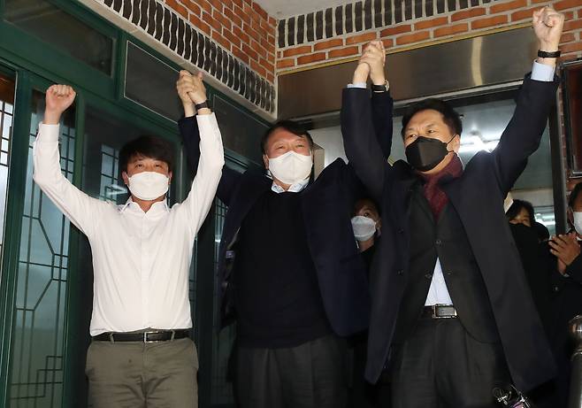 국민의힘 이준석 대표(왼쪽부터), 윤석열 대선 후보, 김기현 원내대표가 3일 오후 울산시 울주군 한 식당에서 만찬 회동 후 손을 맞잡고 대선 승리를 다짐하고 있다. /연합뉴스