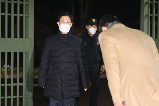 '고발 사주' 의혹의 핵심 피의자인 손준성 대구고검 인권보호관이 2일 저녁 영장이 기각돼 서울구치소에서 나오고 있다. <연합뉴스>