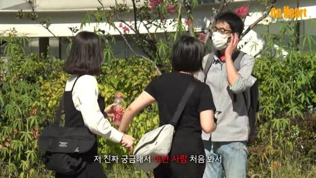 시민이 소수자 혐오 연기를 하는 배우를 피해 여장남자 역할을 맡은 배우를 데리고 다른 곳으로 이동하고 있다. 유튜브 채널 ‘온하트’ 영상 캡처