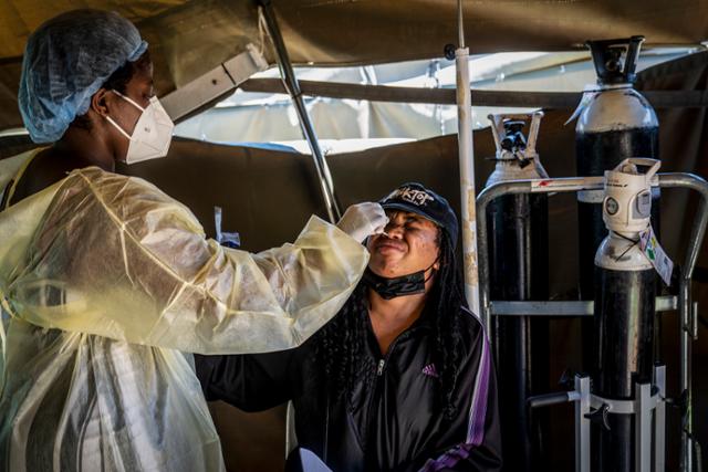 남아프리카공화국 요하네스버그의 한 병원에서 1일 한 여성이 신종 코로나바이러스 감염증 검사를 받고 있다. 요하네스버그=AP 연합뉴스