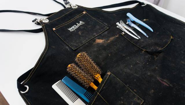 명훈(가명·27)씨가 평소 사용하는 미용 도구와 앞치마. 염색약과 파마약으로 얼룩덜룩하다. 청담동 미용실의 평균 스태프 생활 기간은 5~7년이다. 다른 지역 미용실에 비해 2~3배 길다.