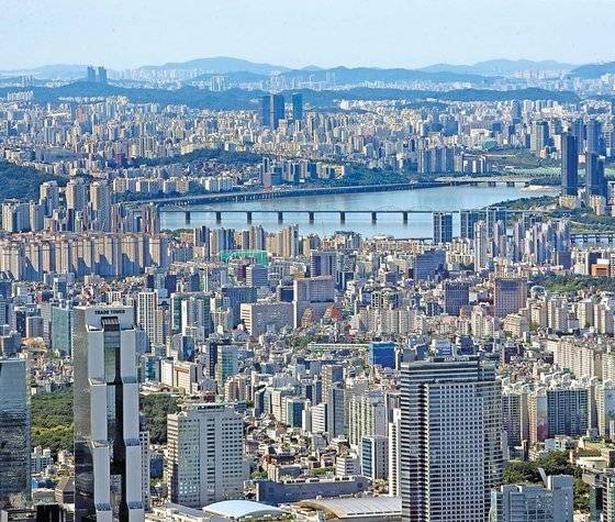 여당인 더불어민주당의 "다주택자 양동세 완화 검토"에 홍남기 경제부총리가 반발하면서 논란이 커지고 있다. 일부 전문가는 다주택자 양도세 완화가 오히려 집값 안정에 도움이 된다고 지적했다. 연합뉴스