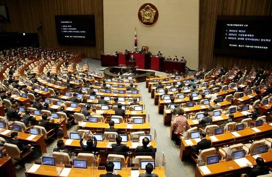 3일 오전 서울 여의도 국회에서 열린 제391회국회(정기회) 13차 본회의에서 홍남기 경제부총리가 2022년도 예산안 관련 제안 설명을 하고 있다.뉴스1