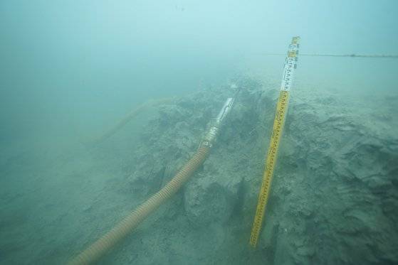 2021 명량대첩로 해역 8차 수중발굴조사. 초음파로 탐지한 흙더미를 떼어가며 문화재가 있는지 일일이 확인한다. 사진 국립해양문화재연구소