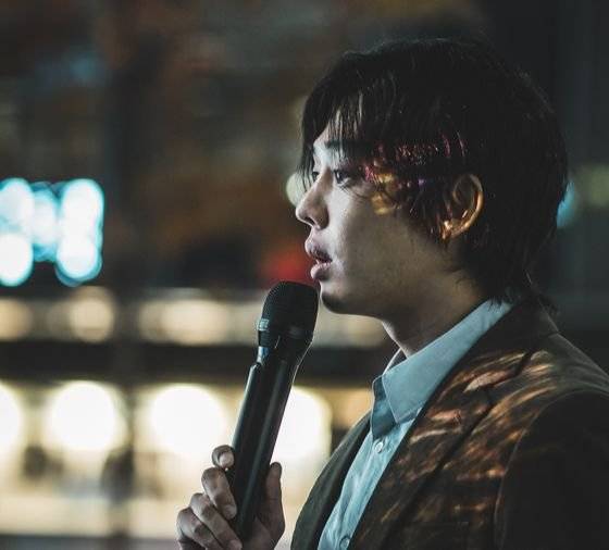 넷플릭스 '지옥'에서 유아인이 연기한 새진리회 교주 정진수는 차분한 복장, 긴 머리, 느릿한 말투로 낯선 형태의 사이비교주를 그려냈다. 사진 넷플릭스