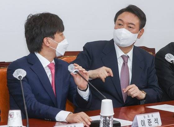 윤석열 국민의힘 대선후보(오른쪽)와 이준석 당 대표. [국회사진기자단]