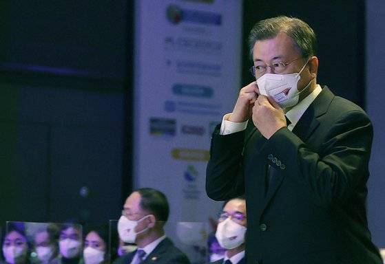 문재인 대통령이 지난 1일 서울 광진구 그랜드워커힐 호텔에서 열린 제33차 세계협동조합대회 개회식에서 축사를 위해 연단으로 향하고 있다. [연합뉴스]