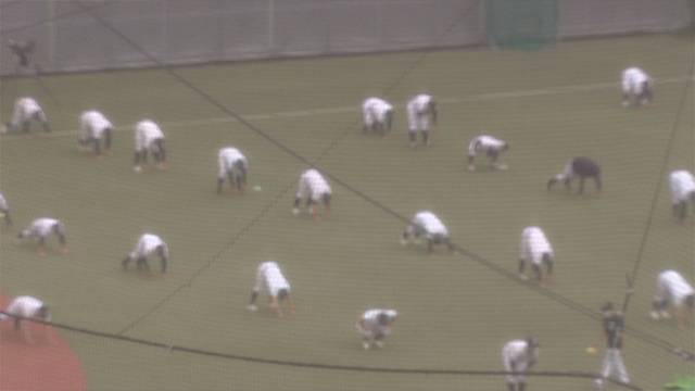 해당 학교 아구부 운동장. 선수들이 훈련 중이다.