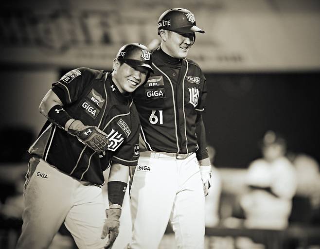 프로야구 KT 창단 첫 우승의 주역인 박경수(좌)와 유한준 선수