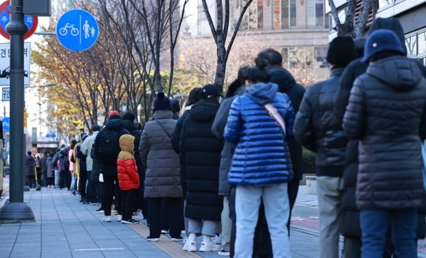 3일 오전 서울 송파구 보건소 코로나19 선별진료소를 찾은 시민들이 검사 순서를 기다리고 있다. /사진=연합뉴스