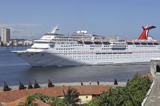 카니발 파라다이스 크루즈 선박이 2017년 6월 30일(현지시간) 쿠바 수도 아바나 엘모로성 앞을 지나고 있다. AP뉴시스
