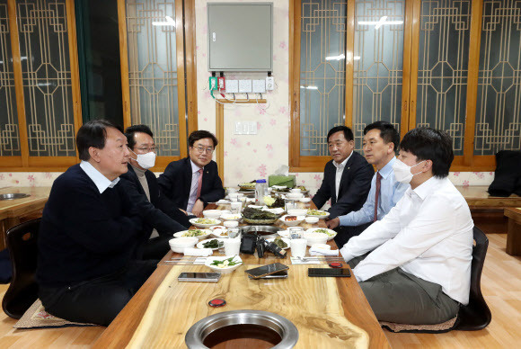 국민의힘 윤석열 대선 후보와 이준석 대표가 3일 울산 울주군의 한 식당에서 만찬 회동을 하고 있다. / 사진=연합뉴스