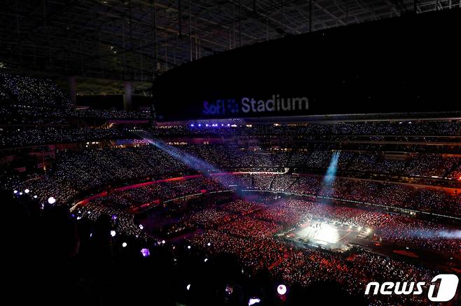 (LA=뉴스1) = 그룹 방탄소년단(BTS)이 28일(현지시간) 미국 로스앤젤레스 소파이 스타디움에서 열린 'BTS 퍼미션 투 댄스 온 스테이지 - LA'(BTS PERMISSION TO DANCE ON STAGE - LA) 공연에서 멋진 무대를 선보이고 있다. (빅히트뮤직 제공)2021.11.29/뉴스1