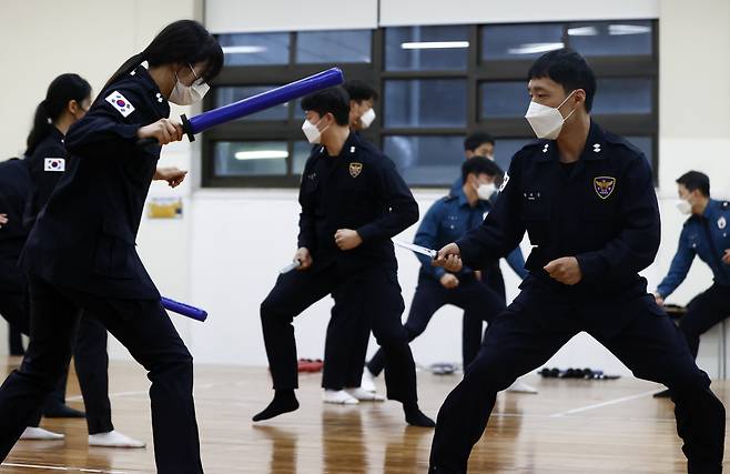 지난 1일 서울 종로구 서울경찰청에서 신임 경찰이 물리력 대응훈련을 하고 있다. [연합]
