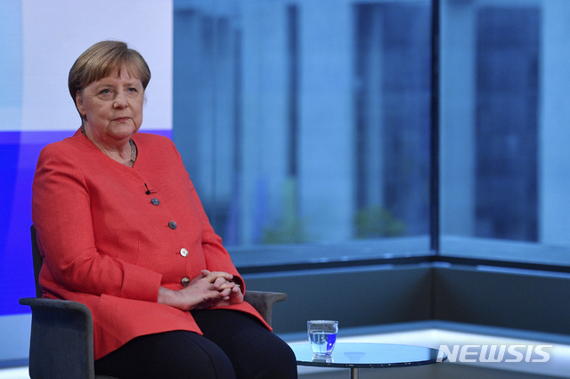 [베를린=AP/뉴시스]앙겔라 메르켈 독일 총리가 4일(현지시간) 베를린에서 독일 공영방송 ARD와 인터뷰하고 있다. 메르켈 총리는 재연임과 관련된 질문에 "연임은 고려하지 않고 있다"라고 밝혔다. ARD는 이날 독일 국민 71%가 메르켈 총리의 직무수행에 만족한다고 응답한 설문조사 결과를 발표했다. 2020.06.05.