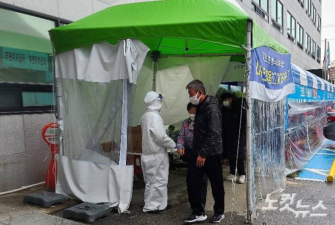 시민들이 3일 광주 동구 선별진료소에서 코로나19 진단 검사를 받기 위해 줄을 서 있다. 김한영 기자