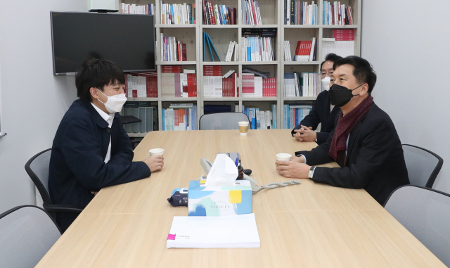 이준석(왼쪽) 국민의힘 대표와 김기현 원내대표가 3일 오후 울산시당에서 만나 대화하고 있다./연합뉴스