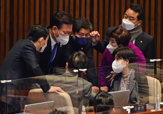 송영길(왼쪽 두 번째) 더불어민주당 대표가 3일 국회 본희의장에서 의원들과 대화하고 있다. /연합뉴스