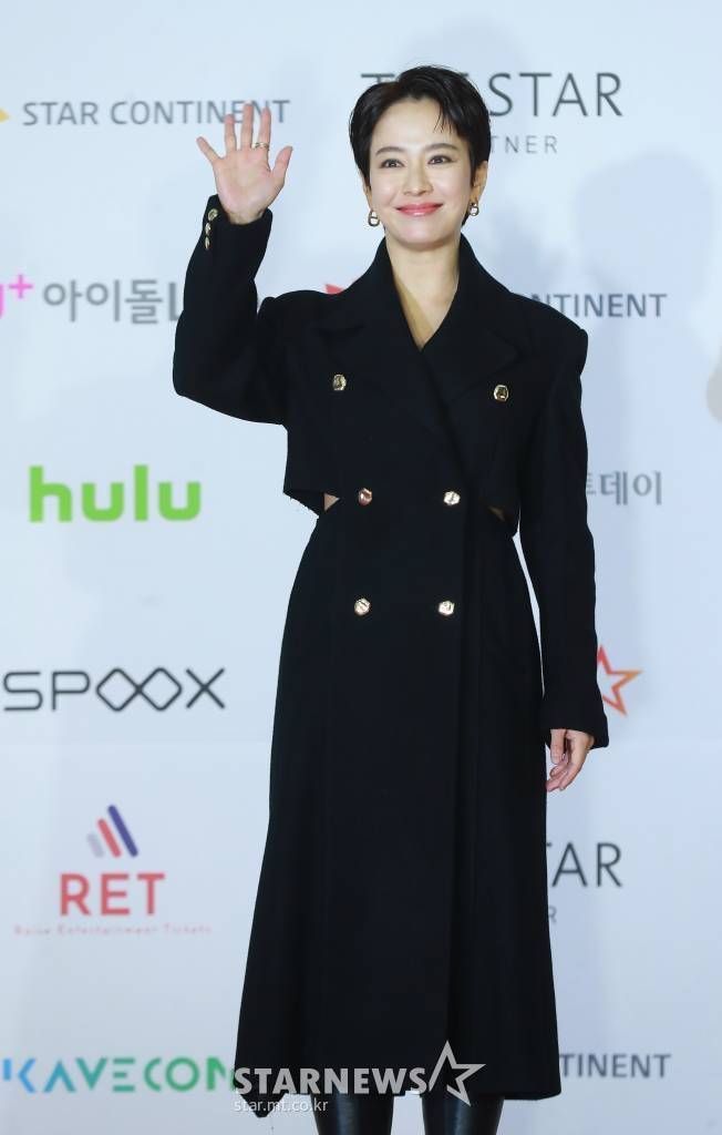 배우 송지효가 2일 오후 서울 강서구 등촌동 KBS 아레나에서 열린 2021 Asia Artist Awards (2021 아시아 아티스트 어워즈, 2021 AAA) 레드카펫에서 포즈를 취하고 있다.  스타뉴스가 주최하고 AAA 조직위원회가 주관하는 AAA는 어디에서도 보지 못했던 새로운 무대를 선보이며 전 세계 팬들의 눈과 귀를 사로잡아 명실상부 NO.1 글로벌 시상식으로 거듭났다. /사진=AAA 기자 star@